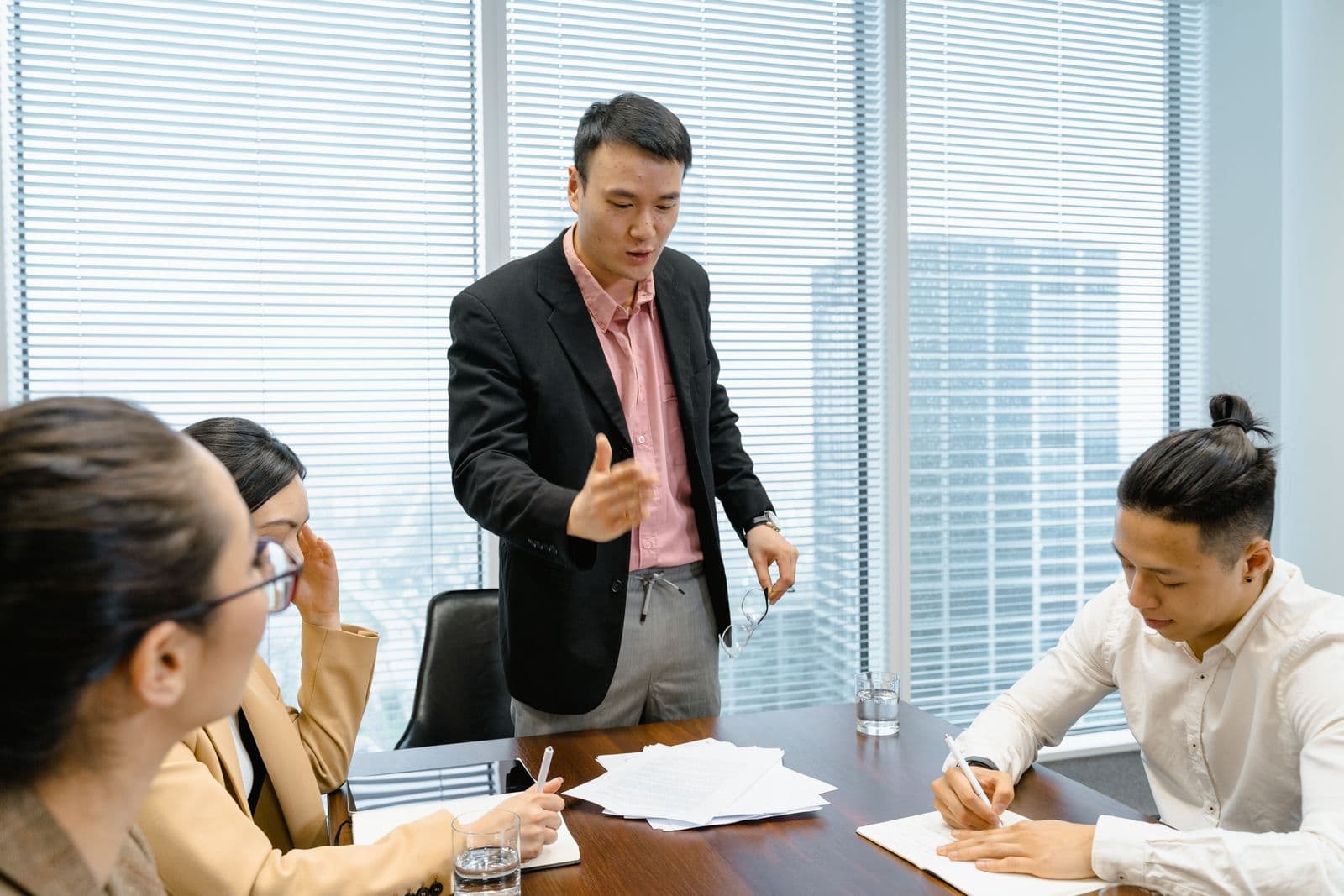 Tim profesional bekerja di ruang kantor modern
